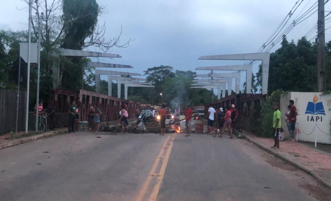 Desesperadas, famílias do Beco da Amizade que perderam tudo na enchente fecham ponte na Estrada do São Francisco 